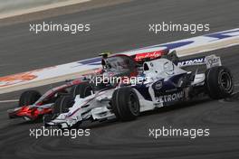 06.04.2008 Sakhir, Bahrain,  Nick Heidfeld (GER), BMW Sauber F1 Team, F1.08 and Heikki Kovalainen (FIN), McLaren Mercedes, MP4-23 - Formula 1 World Championship, Rd 3, Bahrain Grand Prix, Sunday Race