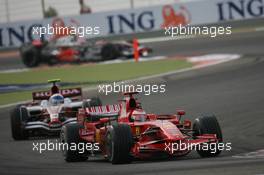 06.04.2008 Sakhir, Bahrain,  Kimi Raikkonen (FIN), Räikkönen, Scuderia Ferrari, F2008 leads Anthony Davidson (GBR), Super Aguri F1 Team, SA08 - Formula 1 World Championship, Rd 3, Bahrain Grand Prix, Sunday Race