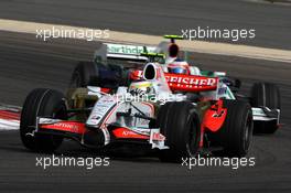 06.04.2008 Sakhir, Bahrain,  Giancarlo Fisichella (ITA), Force India F1 Team, Rubens Barrichello (BRA), Honda Racing F1 Team - Formula 1 World Championship, Rd 3, Bahrain Grand Prix, Sunday Race