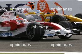 06.04.2008 Sakhir, Bahrain,  Timo Glock (GER), Toyota F1 Team, Fernando Alonso (ESP), Renault F1 Team - Formula 1 World Championship, Rd 3, Bahrain Grand Prix, Sunday Race