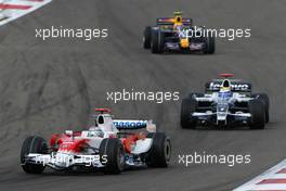 06.04.2008 Sakhir, Bahrain,  Jarno Trulli (ITA), Toyota Racing, TF108 and Nico Rosberg (GER), WilliamsF1 Team, FW30 - Formula 1 World Championship, Rd 3, Bahrain Grand Prix, Sunday Race
