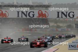 06.04.2008 Sakhir, Bahrain,  Start, 1st, Felipe Massa (BRA), Scuderia Ferrari, F2008 and 2nd, Robert Kubica (POL), BMW Sauber F1 Team, F1.08 - Formula 1 World Championship, Rd 3, Bahrain Grand Prix, Sunday Race