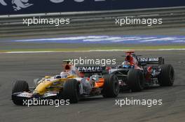 06.04.2008 Sakhir, Bahrain,  Nelson Piquet Jr (BRA), Renault F1 Team, R28 leads Sebastian Bourdais (FRA), Scuderia Toro Rosso, STR02 - Formula 1 World Championship, Rd 3, Bahrain Grand Prix, Sunday Race