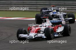 06.04.2008 Sakhir, Bahrain,  Jarno Trulli (ITA), Toyota F1 Team, Nico Rosberg (GER), Williams F1 Team - Formula 1 World Championship, Rd 3, Bahrain Grand Prix, Sunday Race