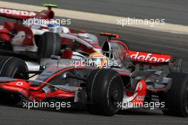 06.04.2008 Sakhir, Bahrain,  Lewis Hamilton (GBR), McLaren Mercedes, Anthony Davidson (GBR), Super Aguri F1 Team - Formula 1 World Championship, Rd 3, Bahrain Grand Prix, Sunday Race