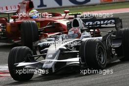 06.04.2008 Sakhir, Bahrain,  Kazuki Nakajima (JPN), Williams F1 Team, Felipe Massa (BRA), Scuderia Ferrari - Formula 1 World Championship, Rd 3, Bahrain Grand Prix, Sunday Race