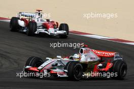 06.04.2008 Sakhir, Bahrain,  Adrian Sutil (GER), Force India F1 Team, Jarno Trulli (ITA), Toyota Racing - Formula 1 World Championship, Rd 3, Bahrain Grand Prix, Sunday Race