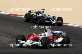 06.04.2008 Sakhir, Bahrain,  Jarno Trulli (ITA), Toyota Racing, Nico Rosberg (GER), WilliamsF1 Team - Formula 1 World Championship, Rd 3, Bahrain Grand Prix, Sunday Race