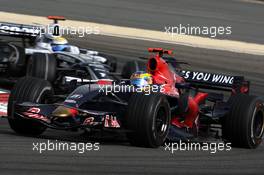 06.04.2008 Sakhir, Bahrain,  Sebastian Bourdais (FRA), Scuderia Toro Rosso, Nico Rosberg (GER), WilliamsF1 Team - Formula 1 World Championship, Rd 3, Bahrain Grand Prix, Sunday Race