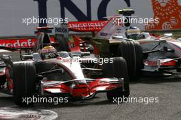 06.04.2008 Sakhir, Bahrain,  Lewis Hamilton (GBR), McLaren Mercedes, Giancarlo Fisichella (ITA), Force India F1 Team - Formula 1 World Championship, Rd 3, Bahrain Grand Prix, Sunday Race