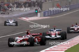 06.04.2008 Sakhir, Bahrain,  Takuma Sato (JPN), Super Aguri F1 Team, Jarno Trulli (ITA), Toyota F1 Team - Formula 1 World Championship, Rd 3, Bahrain Grand Prix, Sunday Race