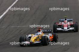 06.04.2008 Sakhir, Bahrain,  Fernando Alonso (ESP), Renault F1 Team, Timo Glock (GER), Toyota F1 Team - Formula 1 World Championship, Rd 3, Bahrain Grand Prix, Sunday Race