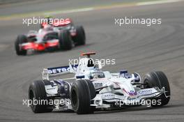 06.04.2008 Sakhir, Bahrain,  Nick Heidfeld (GER), BMW Sauber F1 Team, F1.08 leads Heikki Kovalainen (FIN), McLaren Mercedes, MP4-23 - Formula 1 World Championship, Rd 3, Bahrain Grand Prix, Sunday Race
