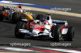 06.04.2008 Sakhir, Bahrain,  Timo Glock (GER), Toyota F1 Team, Fernando Alonso (ESP), Renault F1 Team - Formula 1 World Championship, Rd 3, Bahrain Grand Prix, Sunday Race