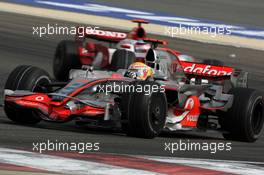 06.04.2008 Sakhir, Bahrain,  Lewis Hamilton (GBR), McLaren Mercedes, Takuma Sato (JPN), Super Aguri F1 - Formula 1 World Championship, Rd 3, Bahrain Grand Prix, Sunday Race