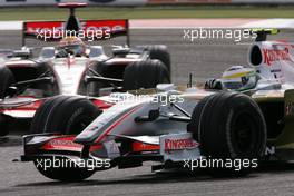 06.04.2008 Sakhir, Bahrain,  Giancarlo Fisichella (ITA), Force India F1 Team, Lewis Hamilton (GBR), McLaren Mercedes - Formula 1 World Championship, Rd 3, Bahrain Grand Prix, Sunday Race