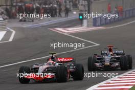 06.04.2008 Sakhir, Bahrain,  Heikki Kovalainen (FIN), McLaren Mercedes, Sebastien Bourdais (FRA), Scuderia Toro Rosso - Formula 1 World Championship, Rd 3, Bahrain Grand Prix, Sunday Race