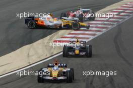 06.04.2008 Sakhir, Bahrain,  Fernando Alonso (ESP), Renault F1 Team, R28, Nelson Piquet Jr (BRA), Renault F1 Team, R28 spins - Formula 1 World Championship, Rd 3, Bahrain Grand Prix, Sunday Race