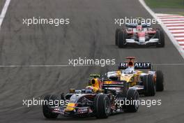 06.04.2008 Sakhir, Bahrain,  Mark Webber (AUS), Red Bull Racing, Fernando Alonso (ESP), Renault F1 Team - Formula 1 World Championship, Rd 3, Bahrain Grand Prix, Sunday Race