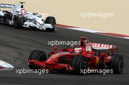06.04.2008 Sakhir, Bahrain,  Kimi Raikkonen (FIN), Räikkönen, Scuderia Ferrari, Robert Kubica (POL),  BMW Sauber F1 Team  - Formula 1 World Championship, Rd 3, Bahrain Grand Prix, Sunday Race