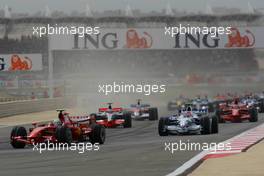 06.04.2008 Sakhir, Bahrain,  Start, Felipe Massa (BRA), Scuderia Ferrari, F2008 and Robert Kubica (POL), BMW Sauber F1 Team, F1.08 - Formula 1 World Championship, Rd 3, Bahrain Grand Prix, Sunday Race
