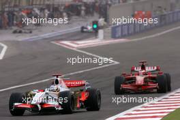 06.04.2008 Sakhir, Bahrain,  Adrian Sutil (GER), Force India F1 Team, Kimi Raikkonen (FIN), Räikkönen, Scuderia Ferrari - Formula 1 World Championship, Rd 3, Bahrain Grand Prix, Sunday Race