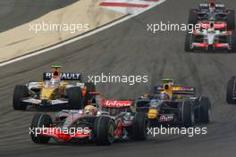 06.04.2008 Sakhir, Bahrain,  Lewis Hamilton (GBR), McLaren Mercedes, MP4-23 and Mark Webber (AUS), Red Bull Racing, RB4 - Formula 1 World Championship, Rd 3, Bahrain Grand Prix, Sunday Race