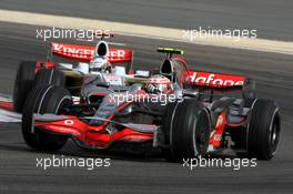 06.04.2008 Sakhir, Bahrain,  Heikki Kovalainen (FIN), McLaren Mercedes,Adrian Sutil (GER), Force India F1 Team - Formula 1 World Championship, Rd 3, Bahrain Grand Prix, Sunday Race