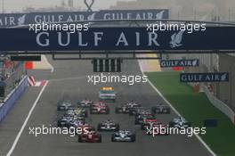 06.04.2008 Sakhir, Bahrain,  Start, Felipe Massa (BRA), Scuderia Ferrari, F2008 and Robert Kubica (POL), BMW Sauber F1 Team, F1.08 - Formula 1 World Championship, Rd 3, Bahrain Grand Prix, Sunday Race