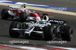 06.04.2008 Sakhir, Bahrain,  Nico Rosberg (GER), WilliamsF1 Team, Timo Glock (GER), Toyota F1 Team - Formula 1 World Championship, Rd 3, Bahrain Grand Prix, Sunday Race
