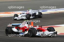 06.04.2008 Sakhir, Bahrain,  Timo Glock (GER), Toyota F1 Team, TF108 leads Robert Kubica (POL), BMW Sauber F1 Team, F1.08 - Formula 1 World Championship, Rd 3, Bahrain Grand Prix, Sunday Race