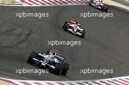 06.04.2008 Sakhir, Bahrain,  Kazuki Nakajima (JPN), Williams F1 Team, Takuma Sato (JPN), Super Aguri F1 - Formula 1 World Championship, Rd 3, Bahrain Grand Prix, Sunday Race