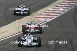 06.04.2008 Sakhir, Bahrain,  Nick Heidfeld (GER), BMW Sauber F1 Team, F1.08 and Jarno Trulli (ITA), Toyota Racing, TF108 - Formula 1 World Championship, Rd 3, Bahrain Grand Prix, Sunday Race