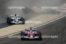 06.04.2008 Sakhir, Bahrain,  Timo Glock (GER), Toyota F1 Team, TF108, Nelson Piquet Jr (BRA), Renault F1 Team, R28, spins - Formula 1 World Championship, Rd 3, Bahrain Grand Prix, Sunday Race