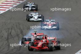 06.04.2008 Sakhir, Bahrain,  Kimi Raikkonen (FIN), Räikkönen, Scuderia Ferrari, F2008 and Heikki Kovalainen (FIN), McLaren Mercedes, MP4-23 - Formula 1 World Championship, Rd 3, Bahrain Grand Prix, Sunday Race