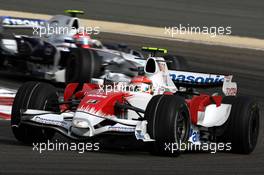 06.04.2008 Sakhir, Bahrain,  Timo Glock (GER), Toyota F1 Team, Robert Kubica (POL),  BMW Sauber F1 Team - Formula 1 World Championship, Rd 3, Bahrain Grand Prix, Sunday Race