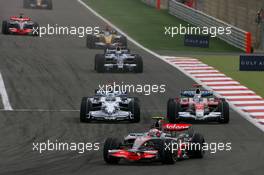 06.04.2008 Sakhir, Bahrain,  Heikki Kovalainen (FIN), McLaren Mercedes, MP4-23 and Jarno Trulli (ITA), Toyota Racing, TF108 - Formula 1 World Championship, Rd 3, Bahrain Grand Prix, Sunday Race