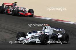 06.04.2008 Sakhir, Bahrain,  Nick Heidfeld (GER), BMW Sauber F1 Team, Heikki Kovalainen (FIN), McLaren Mercedes  - Formula 1 World Championship, Rd 3, Bahrain Grand Prix, Sunday Race