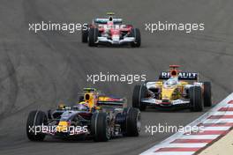 06.04.2008 Sakhir, Bahrain,  Mark Webber (AUS), Red Bull Racing, RB4 and Fernando Alonso (ESP), Renault F1 Team, R28 - Formula 1 World Championship, Rd 3, Bahrain Grand Prix, Sunday Race
