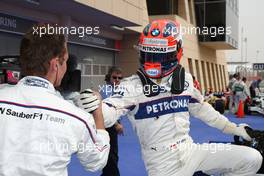05.04.2008 Sakhir, Bahrain,  A BMW mechanic pleased with Robert Kubica (POL),  BMW Sauber F1 Team, for getting pole position - Formula 1 World Championship, Rd 3, Bahrain Grand Prix, Saturday Qualifying