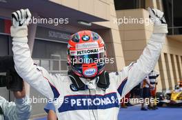 05.04.2008 Sakhir, Bahrain,  Robert Kubica (POL),  BMW Sauber F1 Team gets pole position - Formula 1 World Championship, Rd 3, Bahrain Grand Prix, Saturday Qualifying