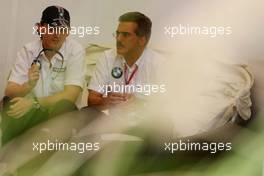 06.04.2008 Sakhir, Bahrain,  Robert Kubica (POL),  BMW Sauber F1 Team and Dr. Mario Theissen (GER), BMW Sauber F1 Team, BMW Motorsport Director - Formula 1 World Championship, Rd 3, Bahrain Grand Prix, Sunday