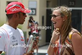 06.04.2008 Sakhir, Bahrain,  Lewis Hamilton (GBR), McLaren Mercedes with girls in the paddock - Formula 1 World Championship, Rd 3, Bahrain Grand Prix, Sunday