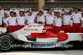 06.04.2008 Sakhir, Bahrain,  Toyota Racing, Team Photo - Formula 1 World Championship, Rd 3, Bahrain Grand Prix, Sunday