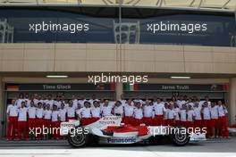 06.04.2008 Sakhir, Bahrain,  Toyota Racing, Team Photo - Formula 1 World Championship, Rd 3, Bahrain Grand Prix, Sunday