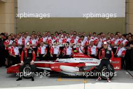 06.04.2008 Sakhir, Bahrain,  Super Aguri F1 Team, Team Photo - Formula 1 World Championship, Rd 3, Bahrain Grand Prix, Sunday