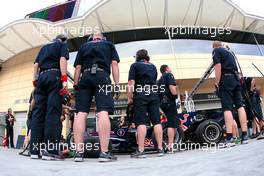 03.04.2008 Sakhir, Bahrain,  Red Bull Racing practice pitstop - Formula 1 World Championship, Rd 3, Bahrain Grand Prix, Thursday