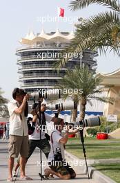 03.04.2008 Sakhir, Bahrain,  Photographers in the paddock - Formula 1 World Championship, Rd 3, Bahrain Grand Prix, Thursday