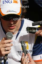 03.04.2008 Sakhir, Bahrain,  Fernando Alonso (ESP), Renault F1 Team - Formula 1 World Championship, Rd 3, Bahrain Grand Prix, Thursday