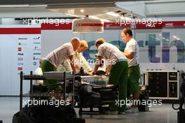 03.04.2008 Sakhir, Bahrain,  Rubens Barrichello (BRA), Honda Racing F1 Team with mechanics at night - Formula 1 World Championship, Rd 3, Bahrain Grand Prix, Thursday